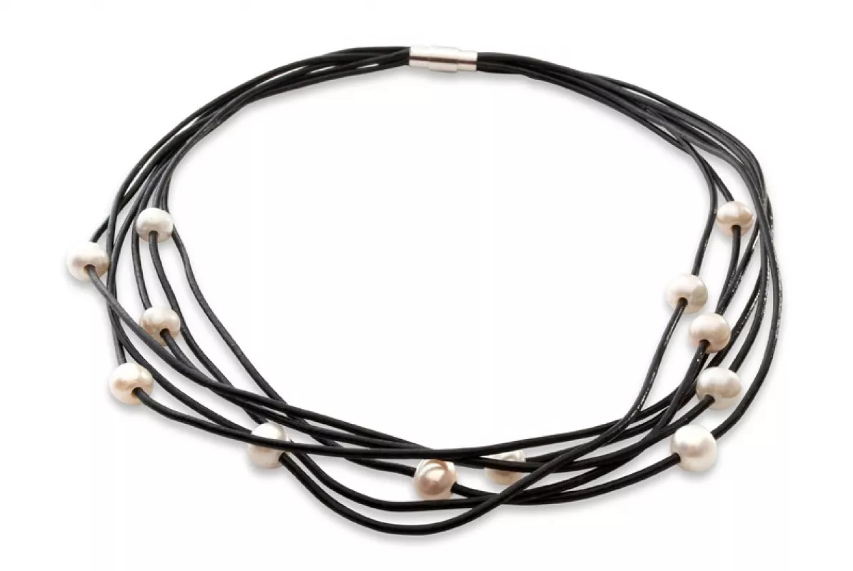 Design Lederkette mit Perlen weiß barock, 42 cm, Magnet-Verschluss Stahl, Gaura Pearls, Estland Design Lederkette mit Perlen weiß barock, 42 cm, Magnet-Verschluss Stahl, Gaura Pearls, Estland